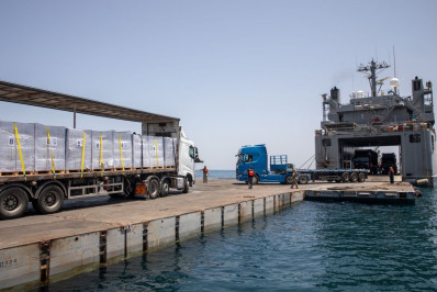 Cais temporário usado para levar ajuda a Gaza é reconstruído pelos EUA