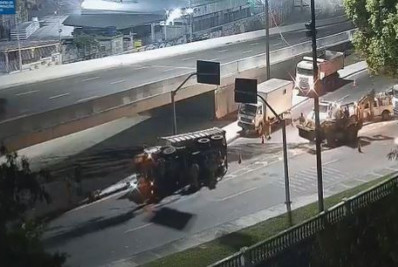 Caminhão tomba e provoca trânsito intenso em um dos principais acessos ao Centro do Rio