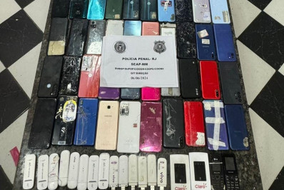 Mais de 160 celulares são apreendidos durante operação em presídio de Japeri