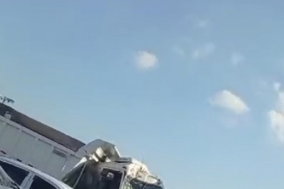 Vídeo: colisão entre caminhões e ônibus causam engarrafamento na Dutra, altura de Belford Roxo