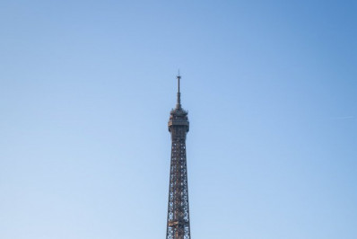 Paris 2024: anéis olímpicos são instalados na Torre Eiffel