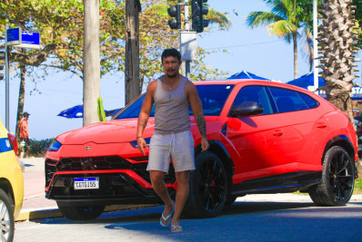 Carro milionário! Xamã passeia com Lamborghini avaliada em R$ 4 milhões na Barra da Tijuca