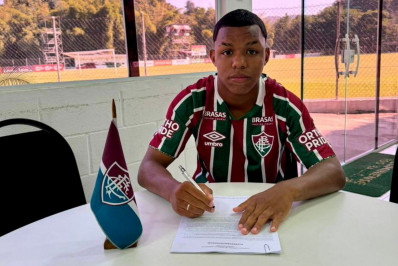Atacante da base assina primeiro contrato profissional com o Fluminense
