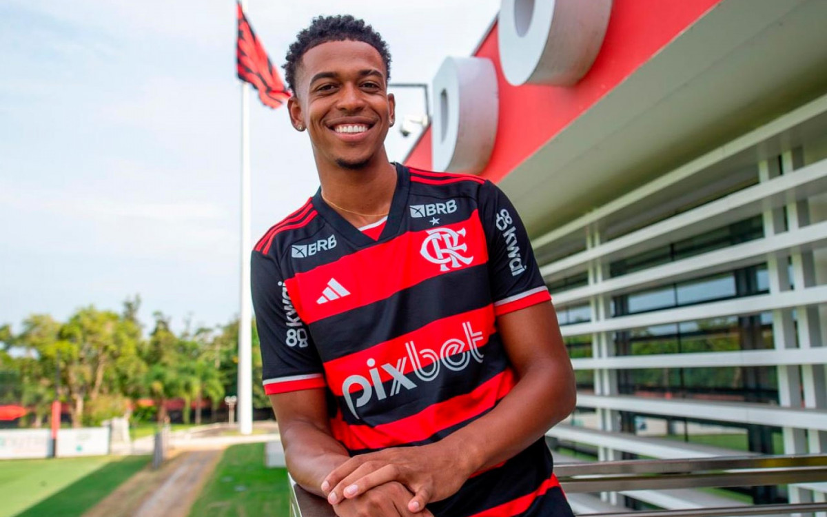 Carlinhos volta a treina no Flamengo após morte da mãe
