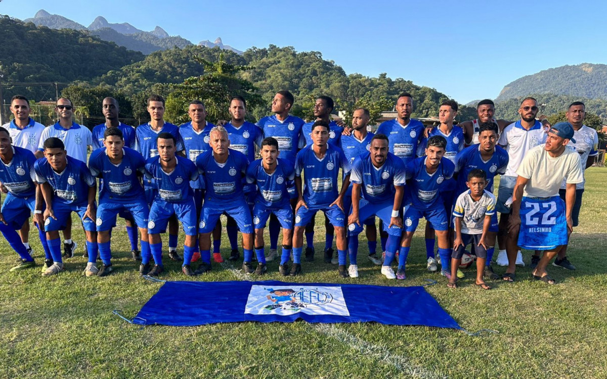 Semifinalistas entram em campo neste sábado 