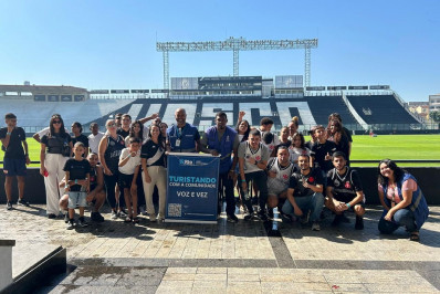Prefeitura leva moradores da Gardênia Azul para visita ao Complexo Esportivo do Vasco