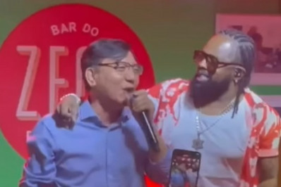 Embaixador da Coreia do Sul canta com Xande de Pilares na Barra da Tijuca