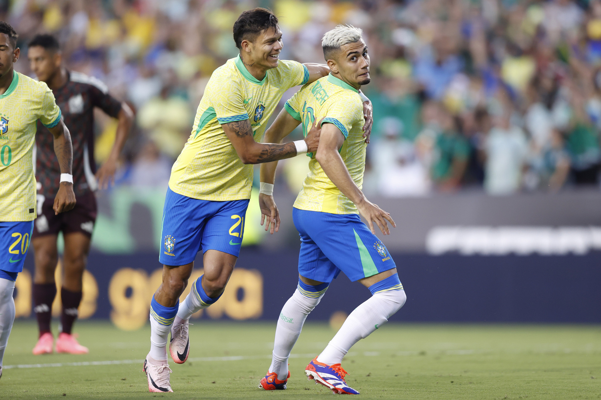 Evanilson abra&ccedil;a Andreas Pereira - RAFAEL RIBEIRO/CBFRafael Ribeiro/CBF