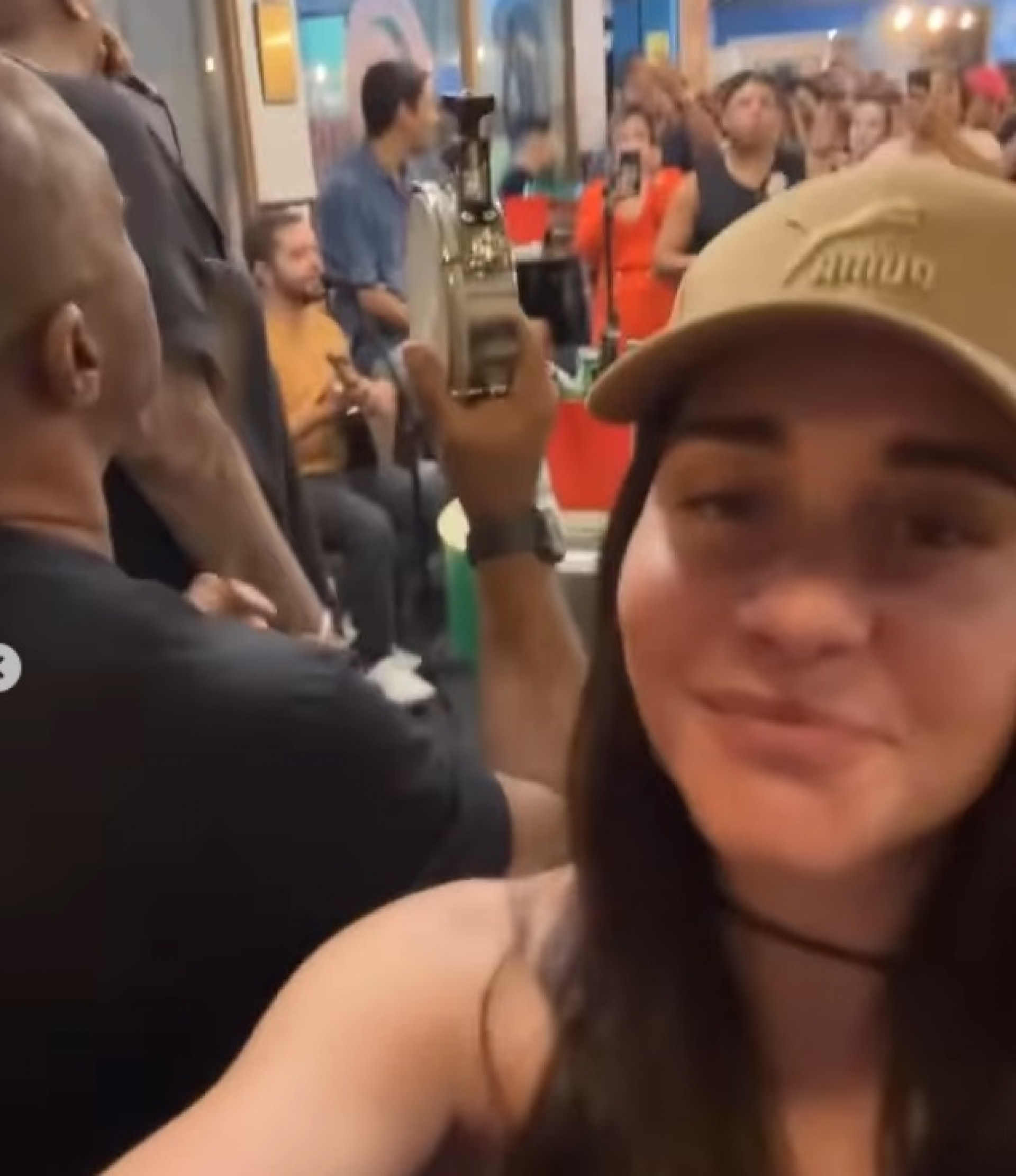 Alessandra Negrini se diverte em roda de samba - Reprodução do Instagram