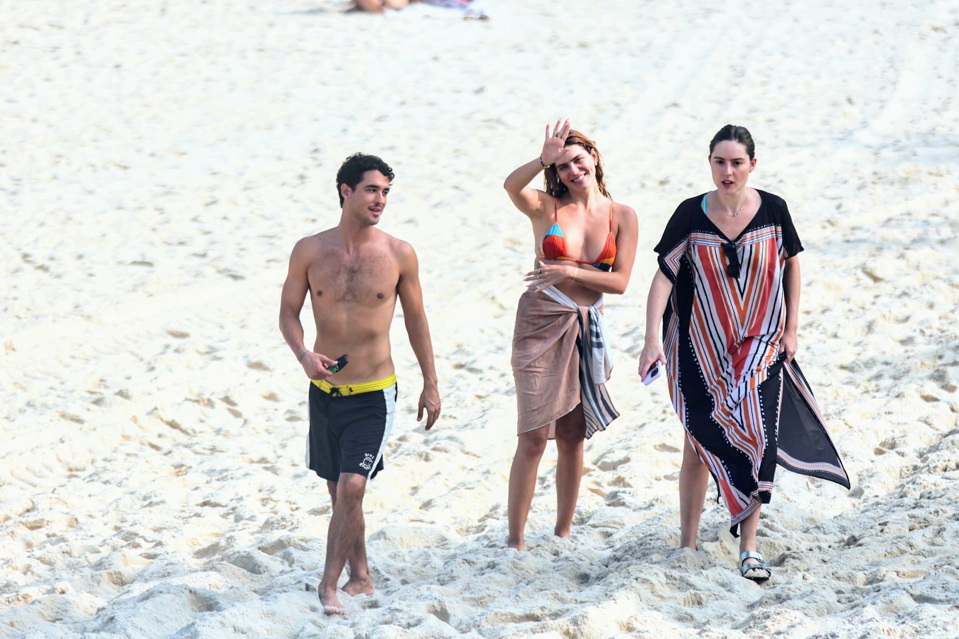 Mariana Goldfarb e o namorado, Rafael Kemp, na praia de São Conrado - Dan Delmiro / Agnews