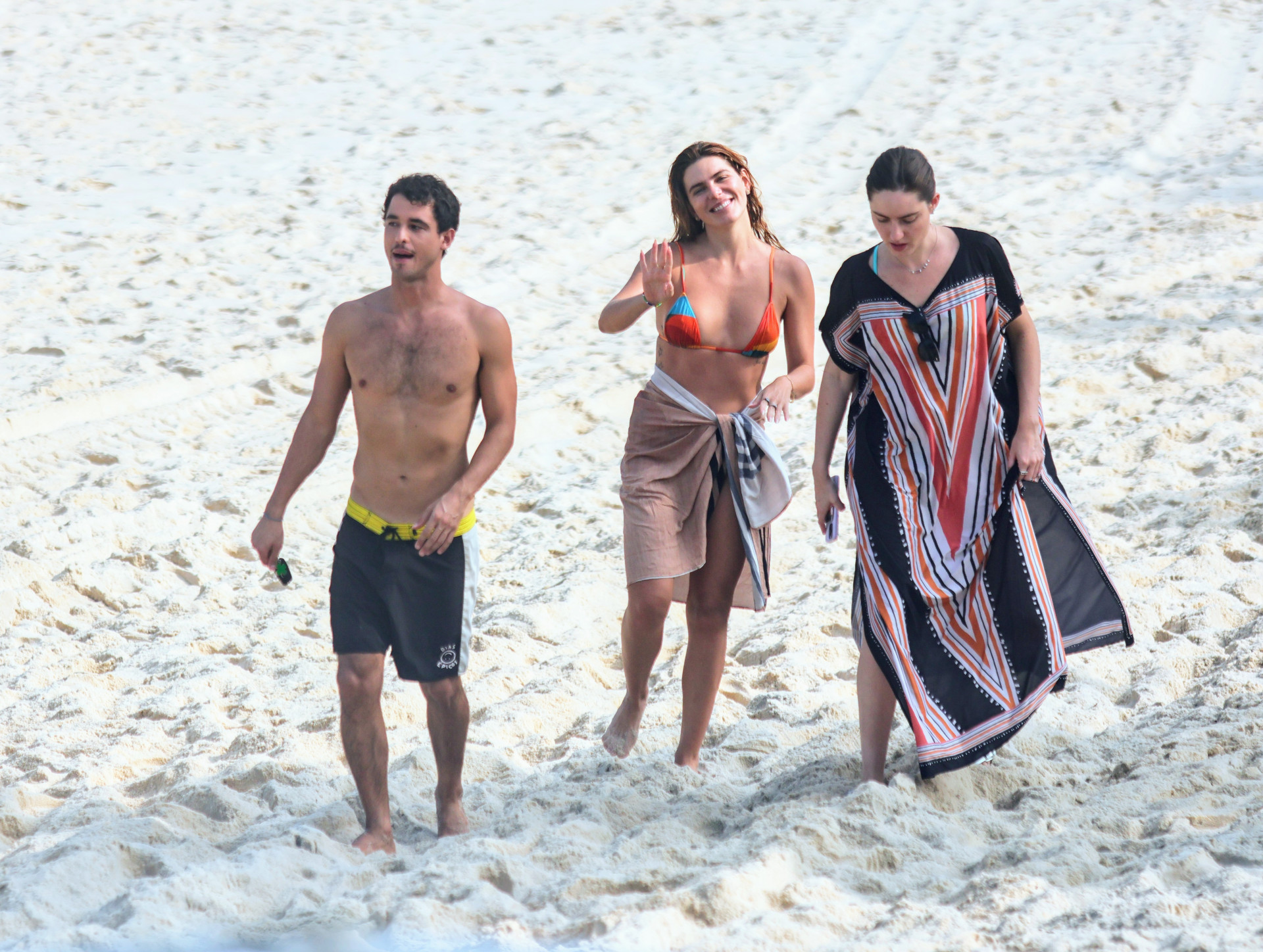 Mariana Goldfarb e o namorado, Rafael Kemp, na praia de São Conrado - Dan Delmiro / Agnews