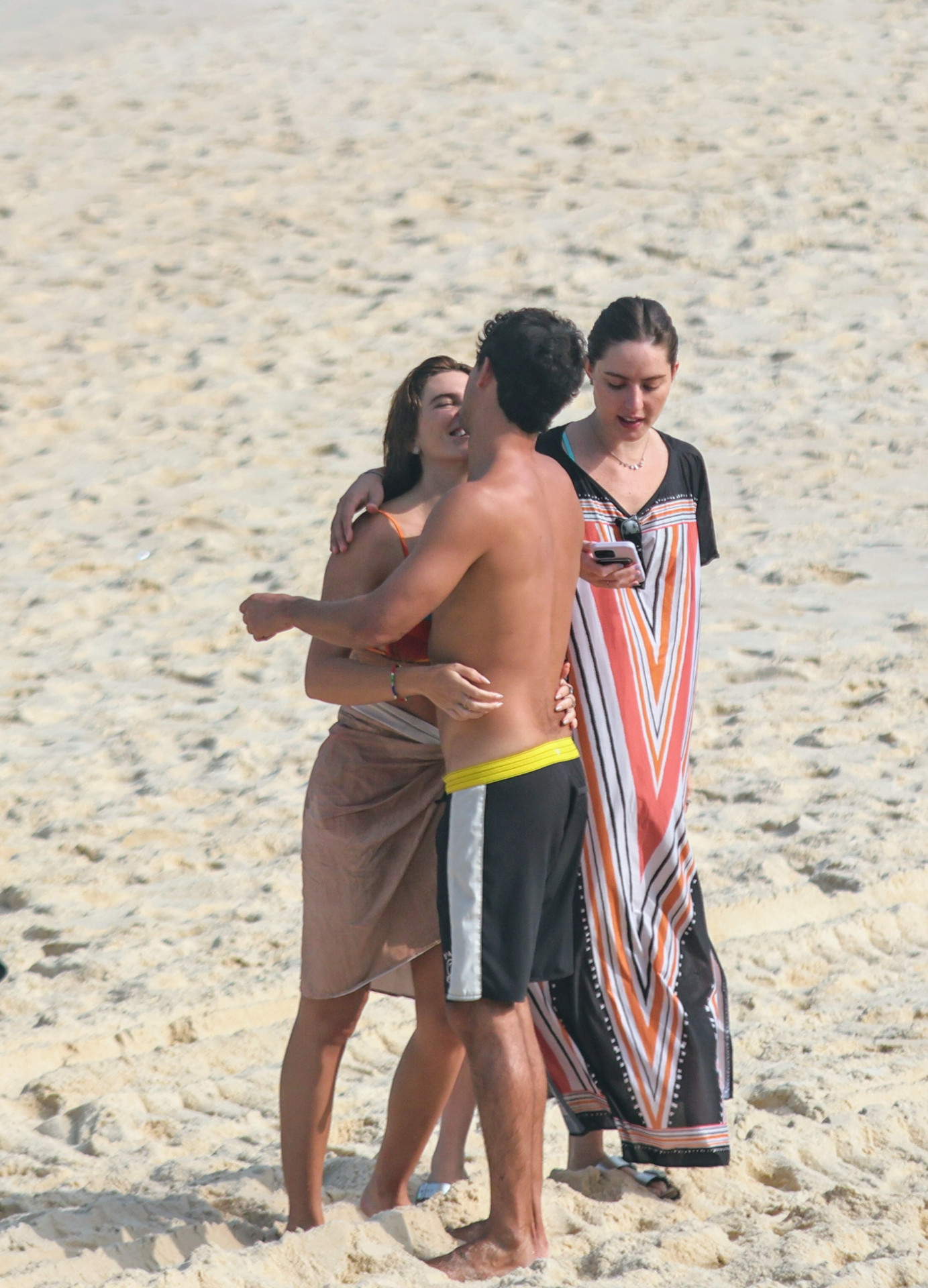 Mariana Goldfarb e o namorado, Rafael Kemp, na praia de São Conrado - Dan Delmiro / Agnews