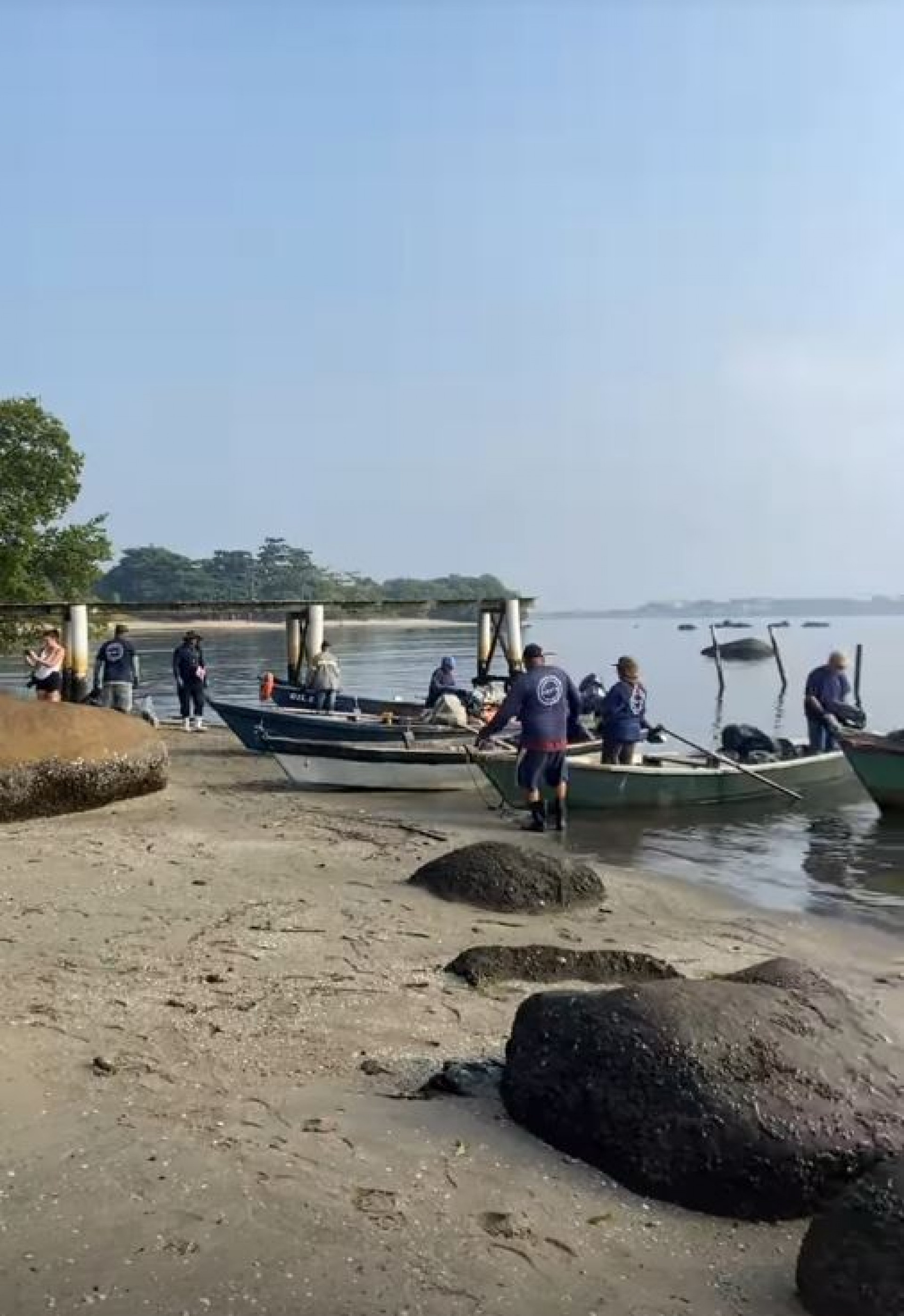 A Praia da Amendoeira recebeu um mutirão de coleta de lixo neste sábado (8) - Reprodução / Coopama RJ