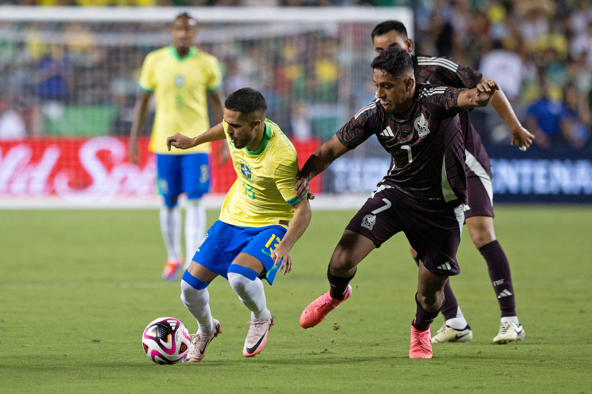 Lance de M&eacute;xico x Brasil - Aric Becker / AFP