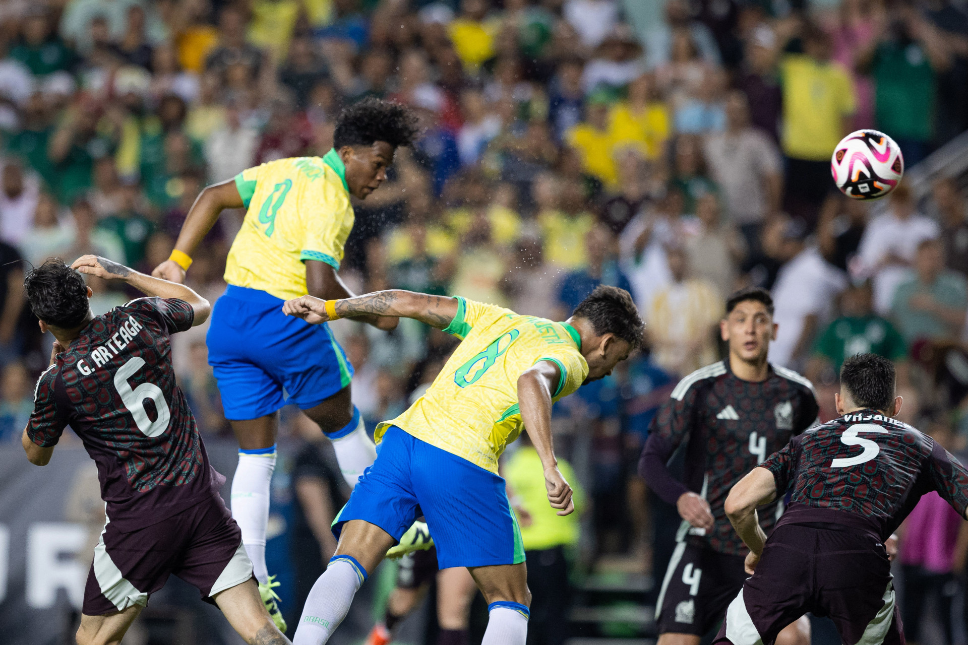 Momento em que Endrick marca o gol da vitória do Brasil sobre o México - Aric Becker / AFP