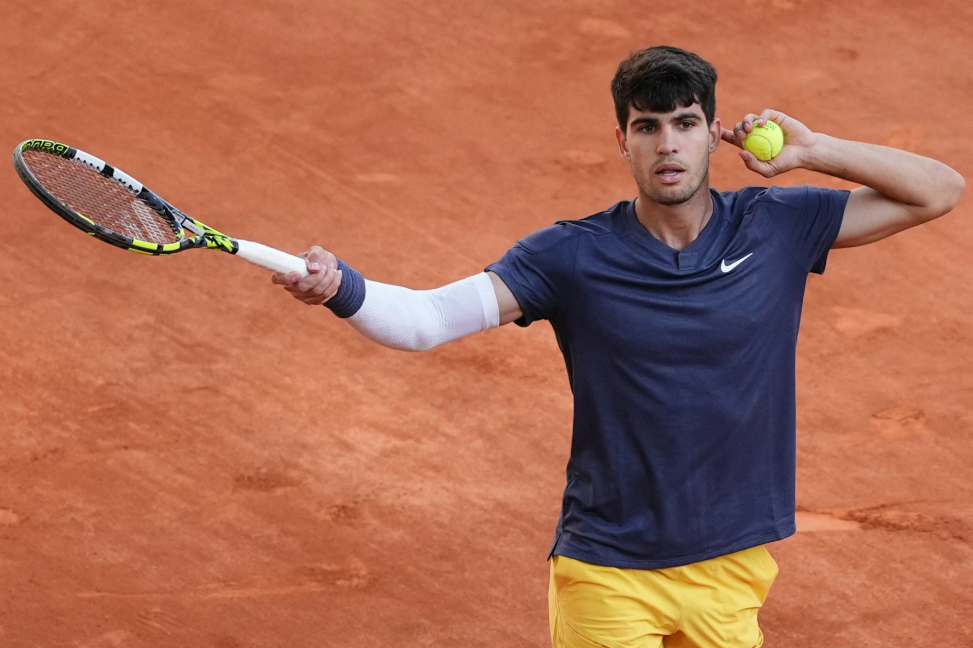 Carlos Alcaraz chama a torcida na final de Roland Garros - Dimitar Dilkoff/AFP