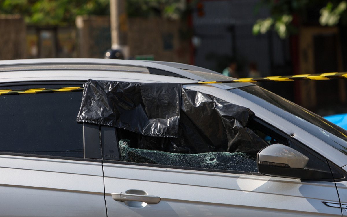 Carro de Antônio Chaves ficou cravado com marcas de disparos