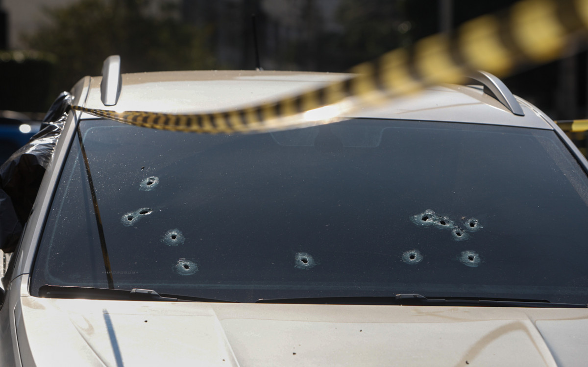 Carro de Antônio Chaves ficou cravado com marcas de disparos