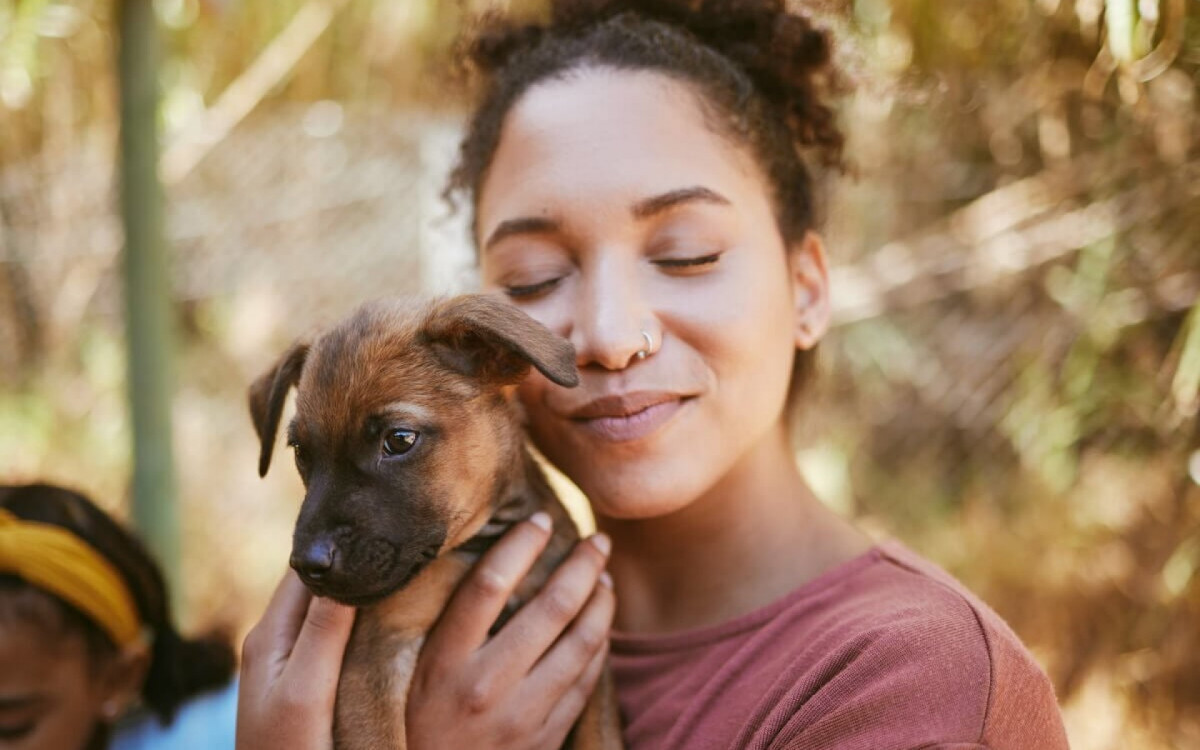 Antes de adotar um animal de estimação, algumas considerações devem ser feitas para tomar essa decisão com responsabilidade (Imagem: PeopleImages.com - Yuri A | Shutterstock)
