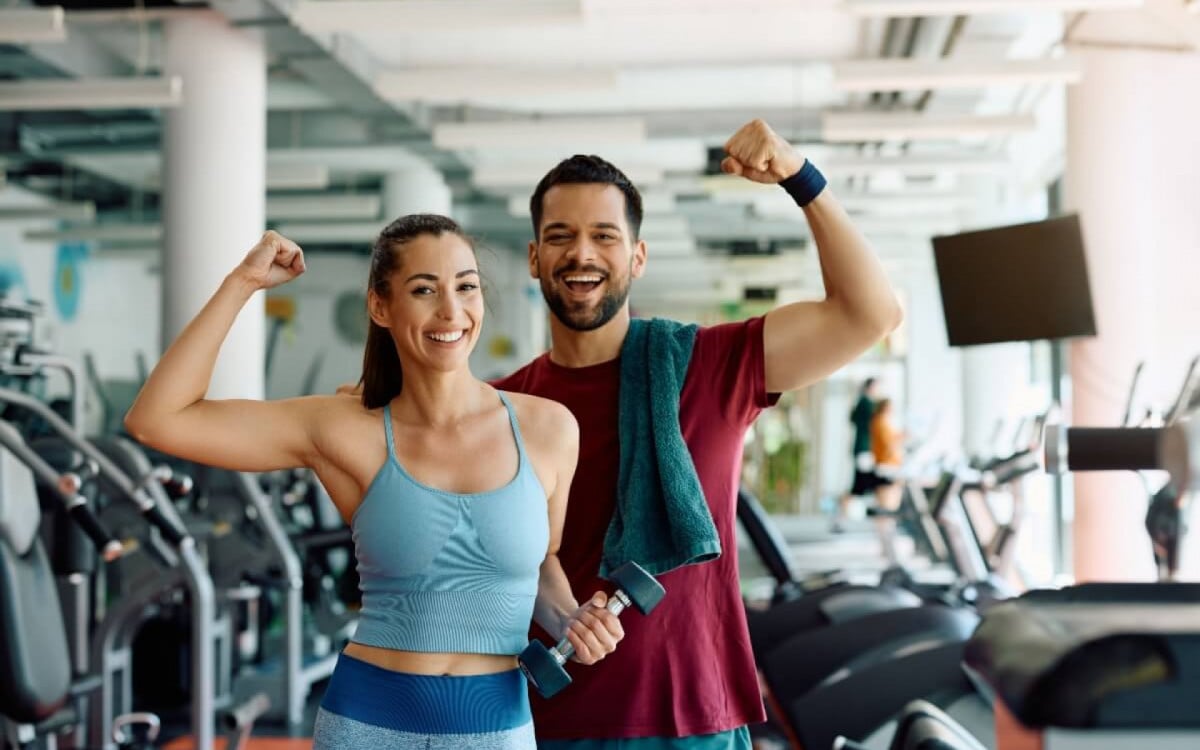 Além de fortalecer os músculos, a musculação contribui para a melhoria da saúde geral (Imagem: Drazen Zigic | Shutterstock)