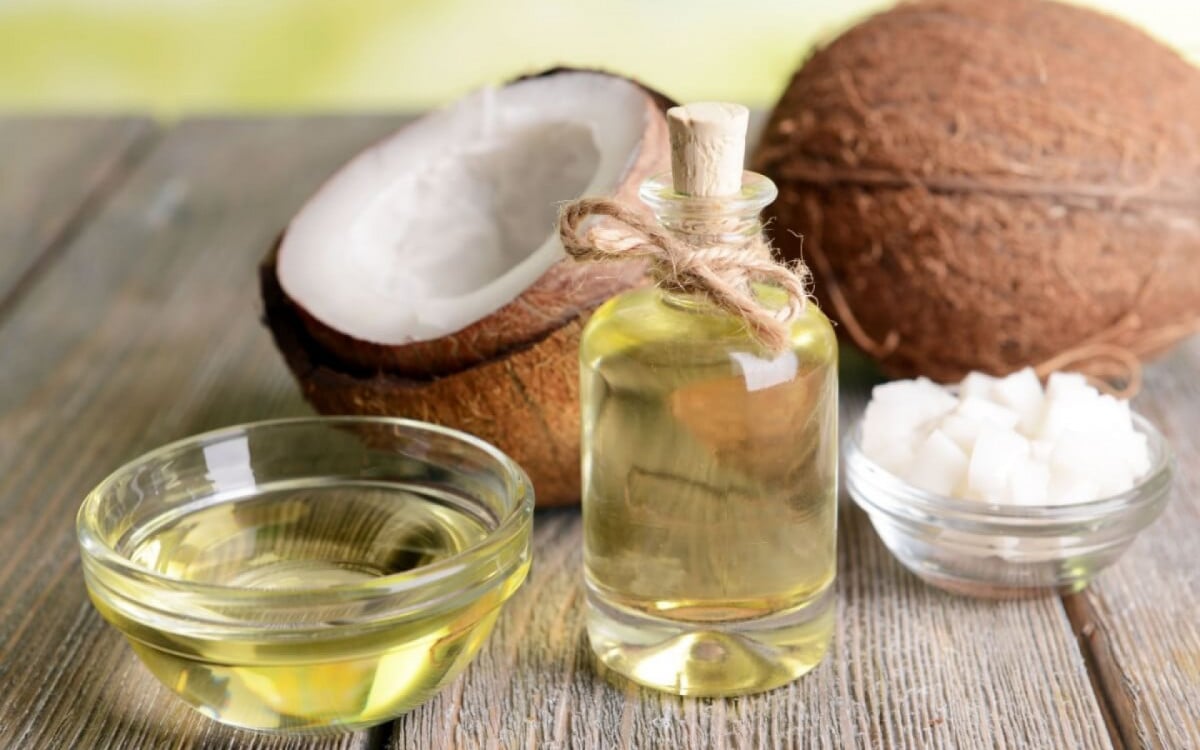 O óleo de coco é um poderoso aliado na hidratação do cabelo e da pele (Imagem: Africa Studio | Shutterstock) 
