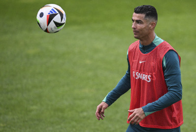 Cristiano Ronaldo vira goleiro em treino de Portugal com crianças