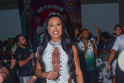 Gracyanne Barbosa samba muito em lançamento de enredo de escola de samba de SP