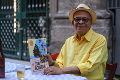 Nei Lopes lança livro sobre Tia Ciata e recebe carinho de estrelas do samba