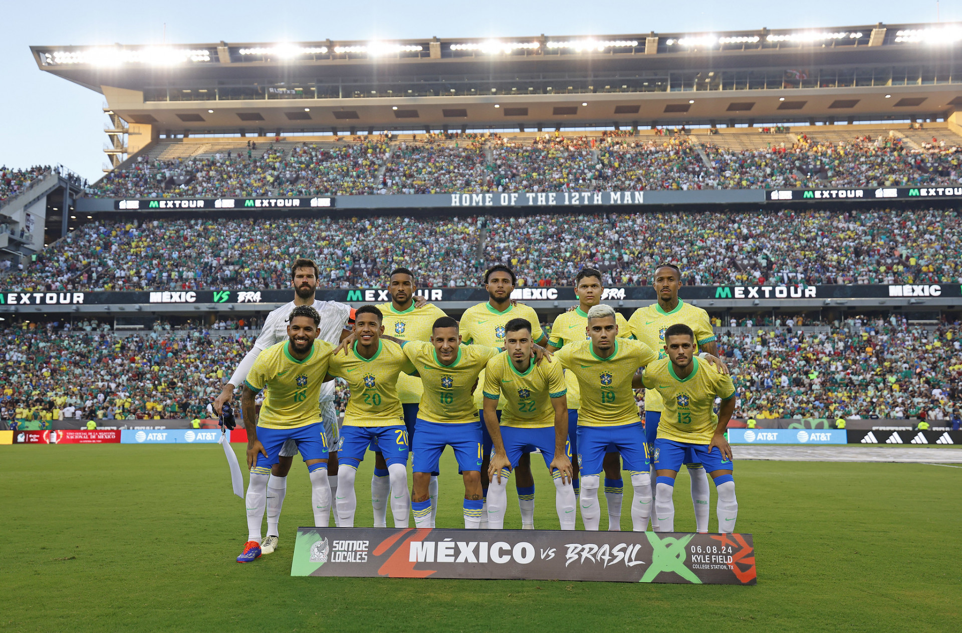 Jogadores da seleção brasileira posam para foto antes do jogo contra o México - Rafael Ribeiro/CBF