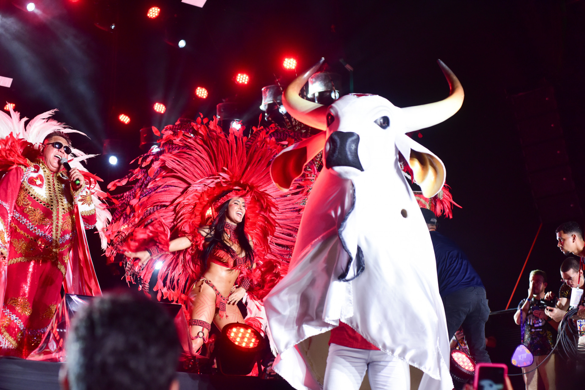Isabelle se apresenta com o Boi Garantido - Leo Franco e Natália Rampinelli/ AgNews