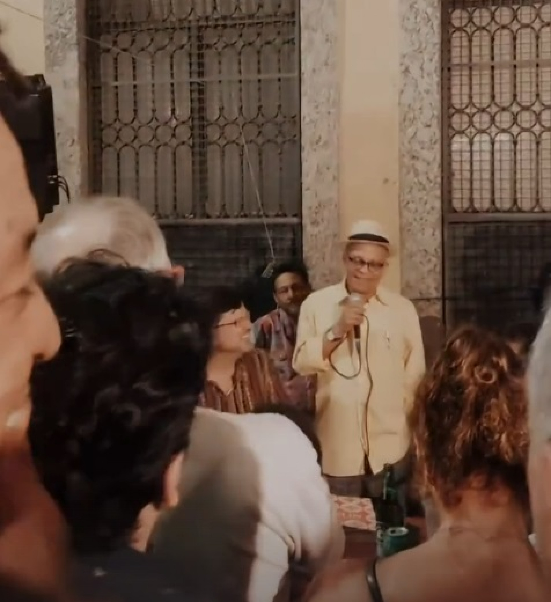 Nei Lopes canta em roda de samba no Centro - Reprodução de vídeo