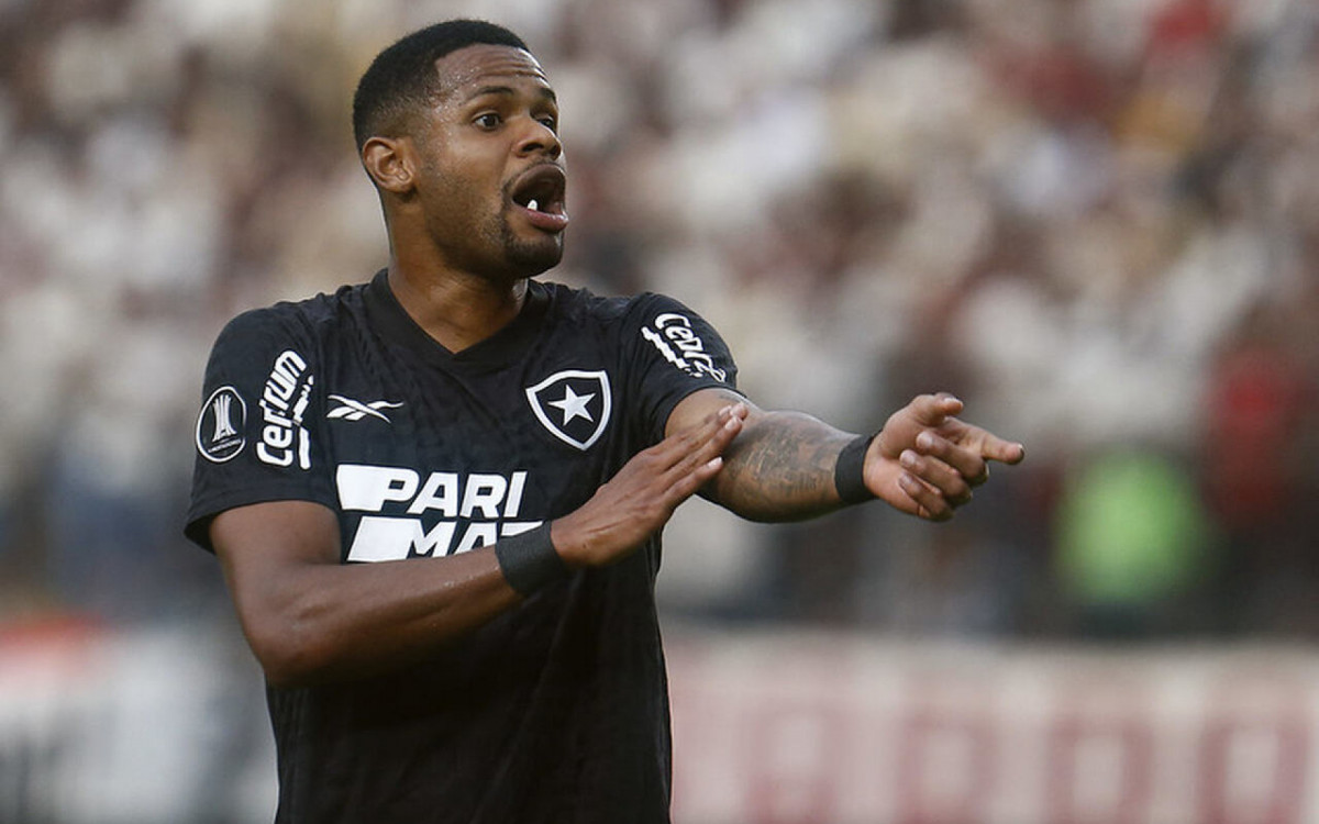 Após recado, Botafogo negocia renovação do atacante Júnior Santos