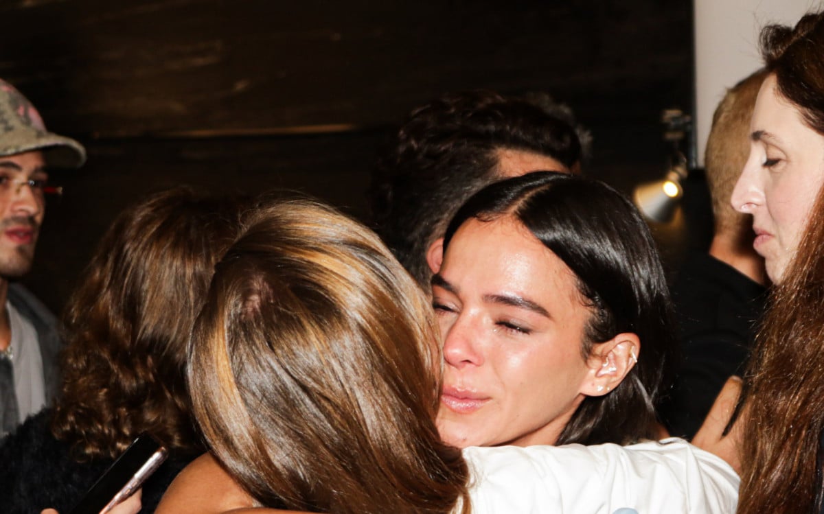 Emocionada, Bruna Marquezine abraça Sasha Meneghel após desfile - Van Campos / Agnews