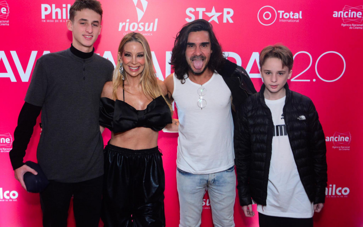 Danielle Winits, o marido André Gonçalves e dos filhos Noah e Guy