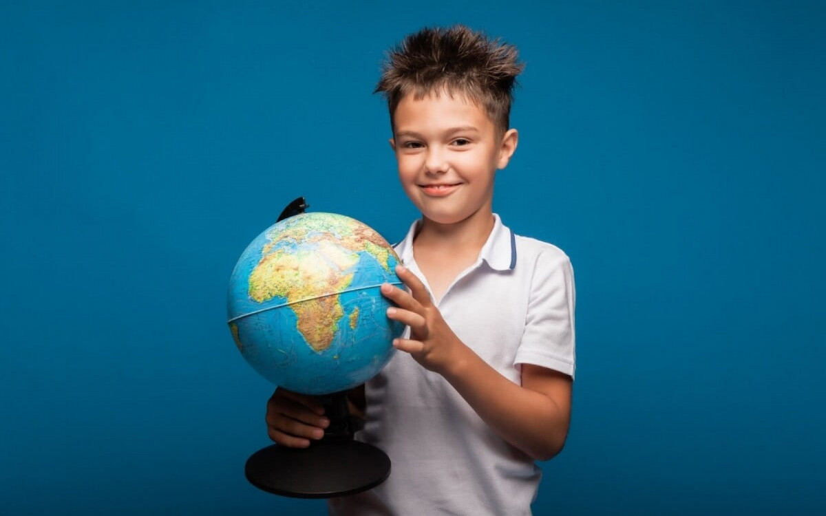 Educação bilíngue prepara as crianças para um mundo globalizado (Imagem: Inna photographer | Shutterstock) 