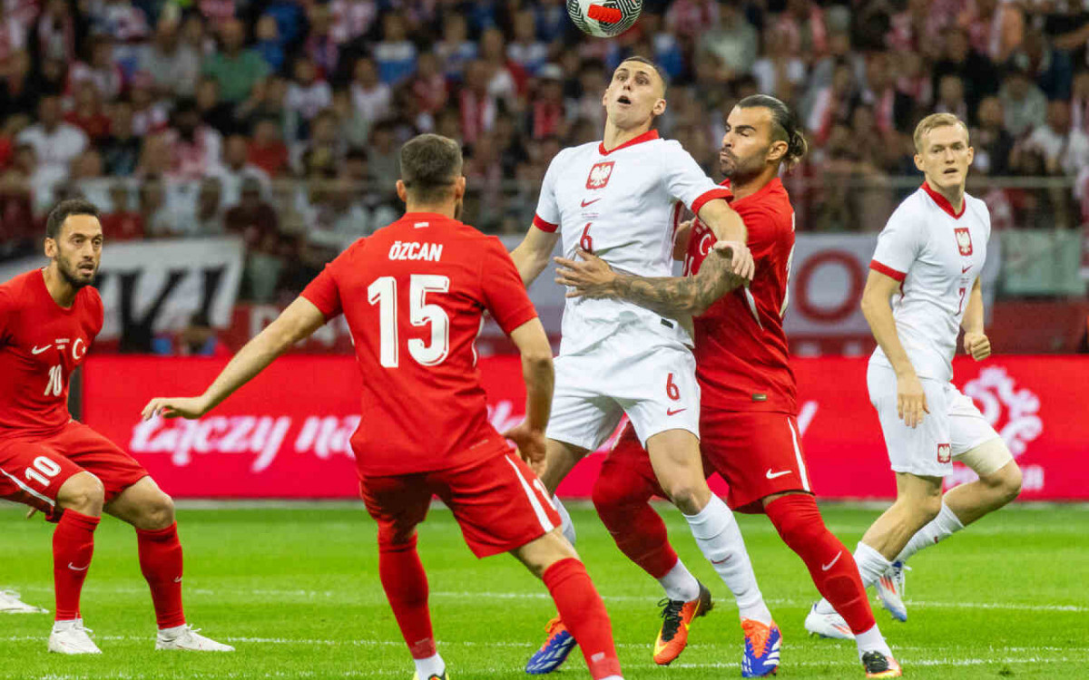 Lewandowski sai lesionado, mas Polônia vence a Turquia