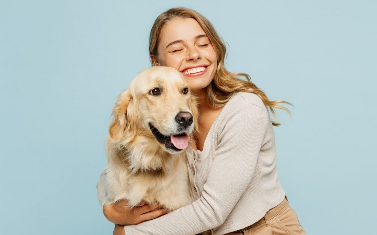 Por meio do comportamento, os cachorros demonstram afeto de diversas maneiras (Imagem: ViDI Studio | Shutterstock)
