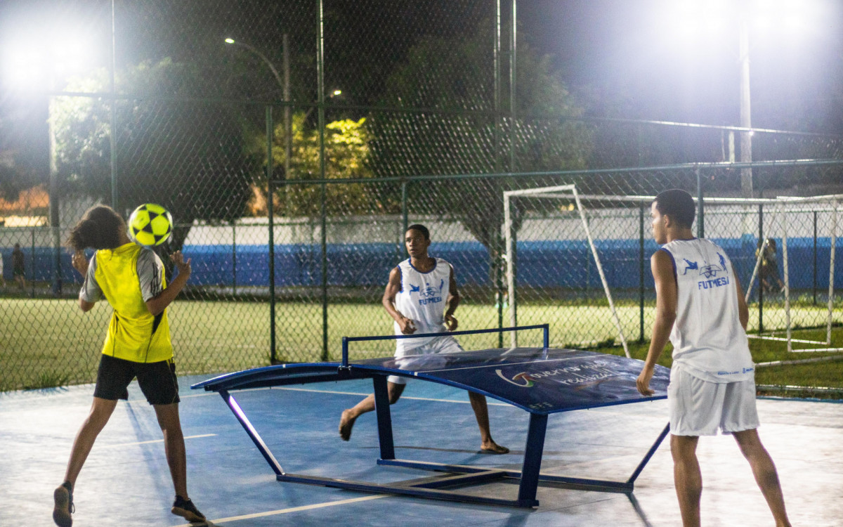 Uma mistura de futebol, tênis de mesa e futvôlei, o futmesa é a versão brasileira do teqball, modalidade esportiva que surgiu na Hungria, país europeu, em 2014