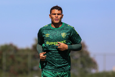 Thiago Silva faz exames e assiste treino do Fluminense em CT