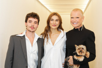 Xuxa prestigia desfile inaugural da filha, Sasha Meneghel