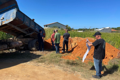 Homem é flagrado descartando ilegalmente aterro em área ambiental de Saquarema