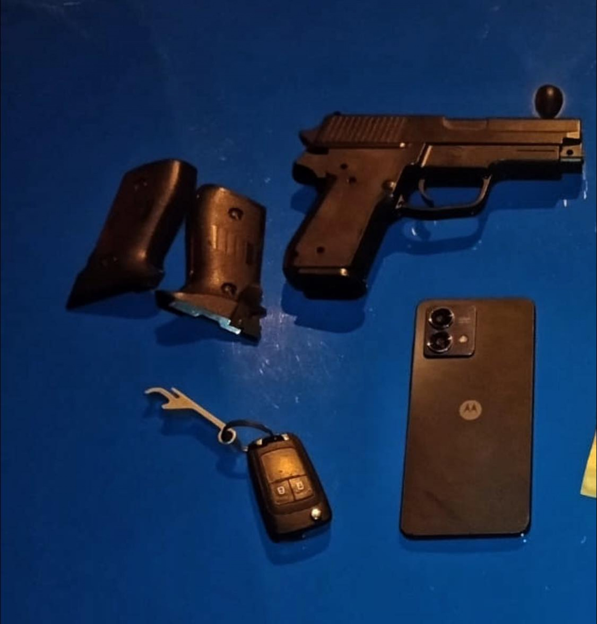 Com o preso os policiais militares apreenderam: 01 réplica de pistola; dois telefones celulares; dinheiro em espécie e uma touca ninja