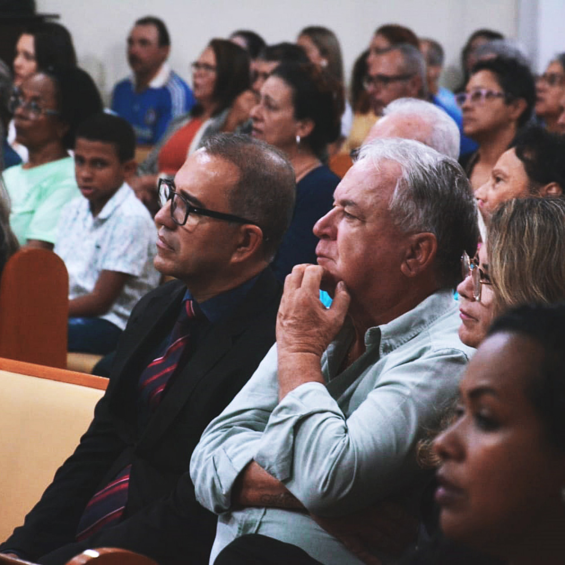Prefeito Vantoil Martins (CID) e ex-prefeito Hugo Canellas durante Missa de A&ccedil;&atilde;o de Gra&ccedil;as - Ascom