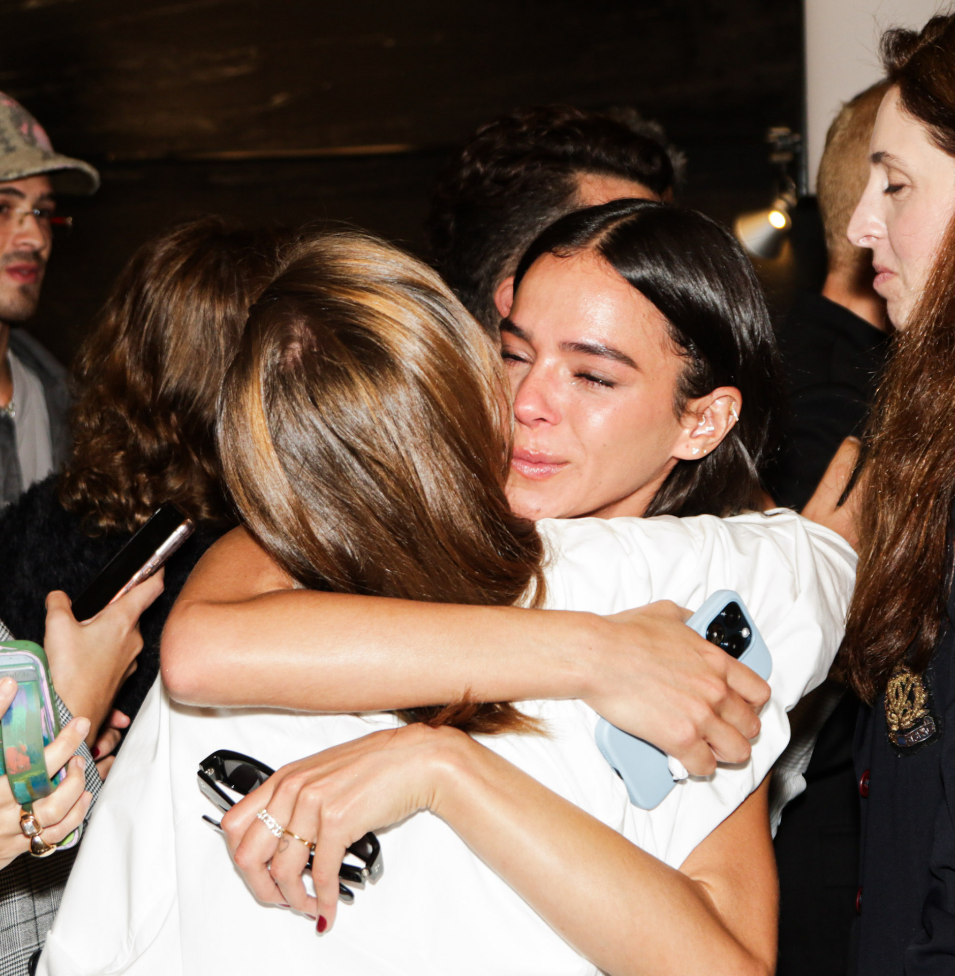 Emocionada, Bruna Marquezine abraça Sasha Meneghel após desfile