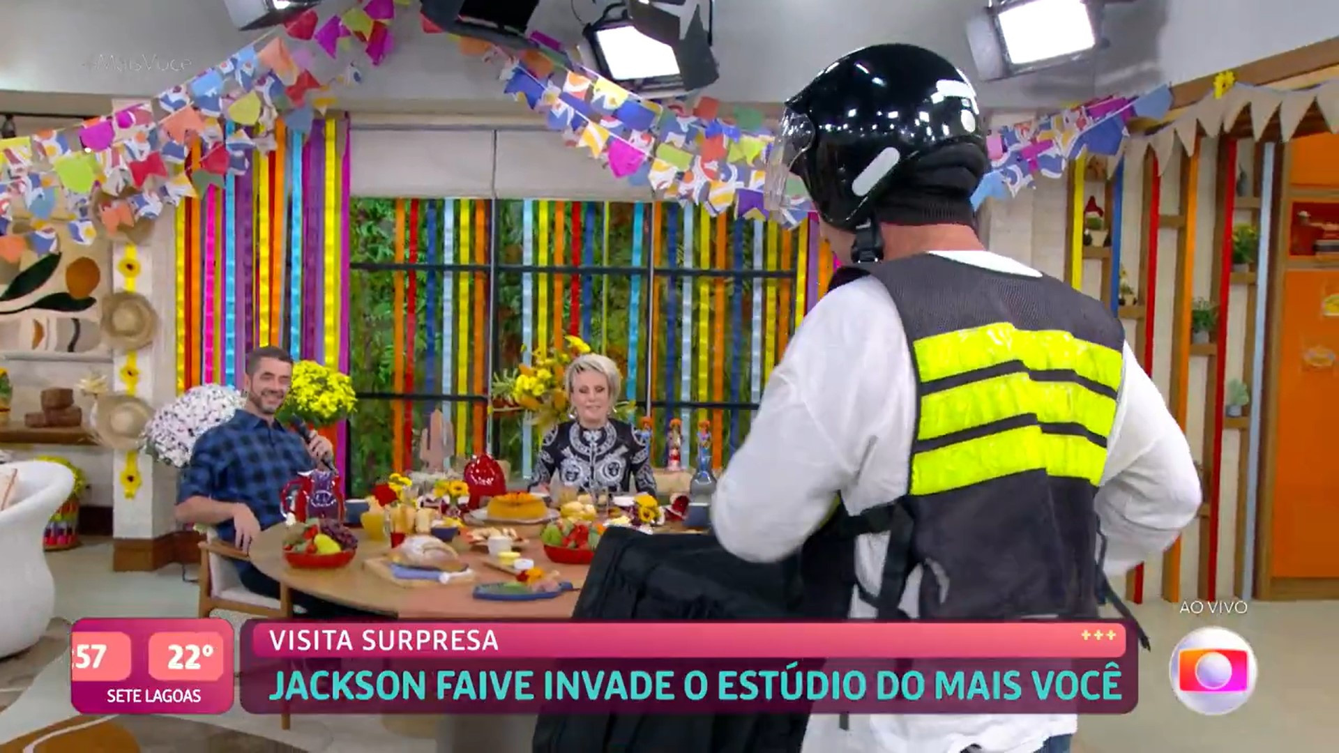 Marco Luque invade Mais Você de moto e emociona Felipe Andreoli  - Reprodução / TV Globo