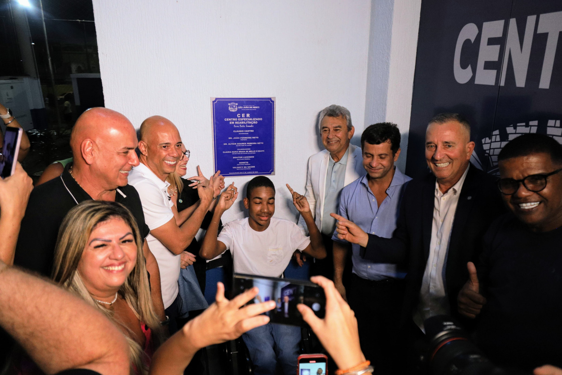 Mães atípicas de Meriti posam com as autoridades presente na inauguração - Edgar Maciel