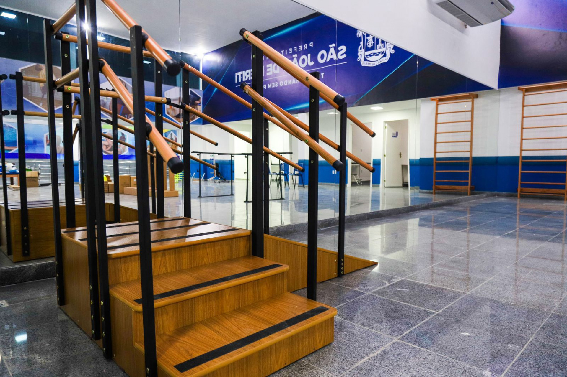 A área de fisioterapia do Centro Especializado em Reabilitação Norma Bastos Fernandes (CER) é ampla e equipada - Edgar Maciel