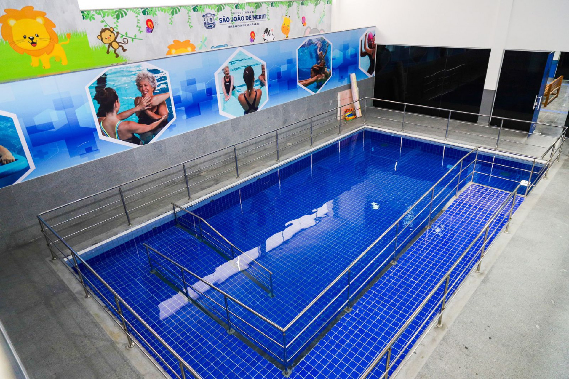 A piscina terapêutica para hidroterapia é aquecida - Edgar Maciel