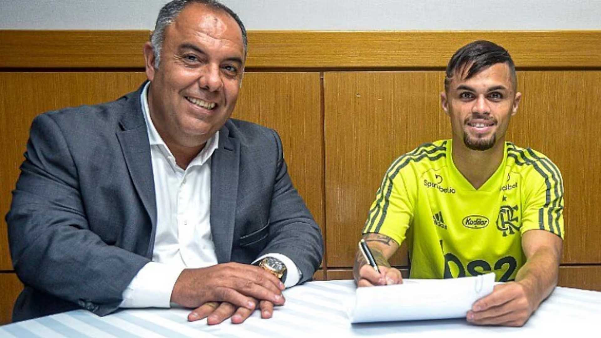 Michael e Marcos Braz assinam contrato em 2020 - Foto: Marcelo Cortez / Flamengo