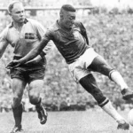 Casaco raro de Pelé na Copa de 1958 vai a leilão; saiba como adquirir